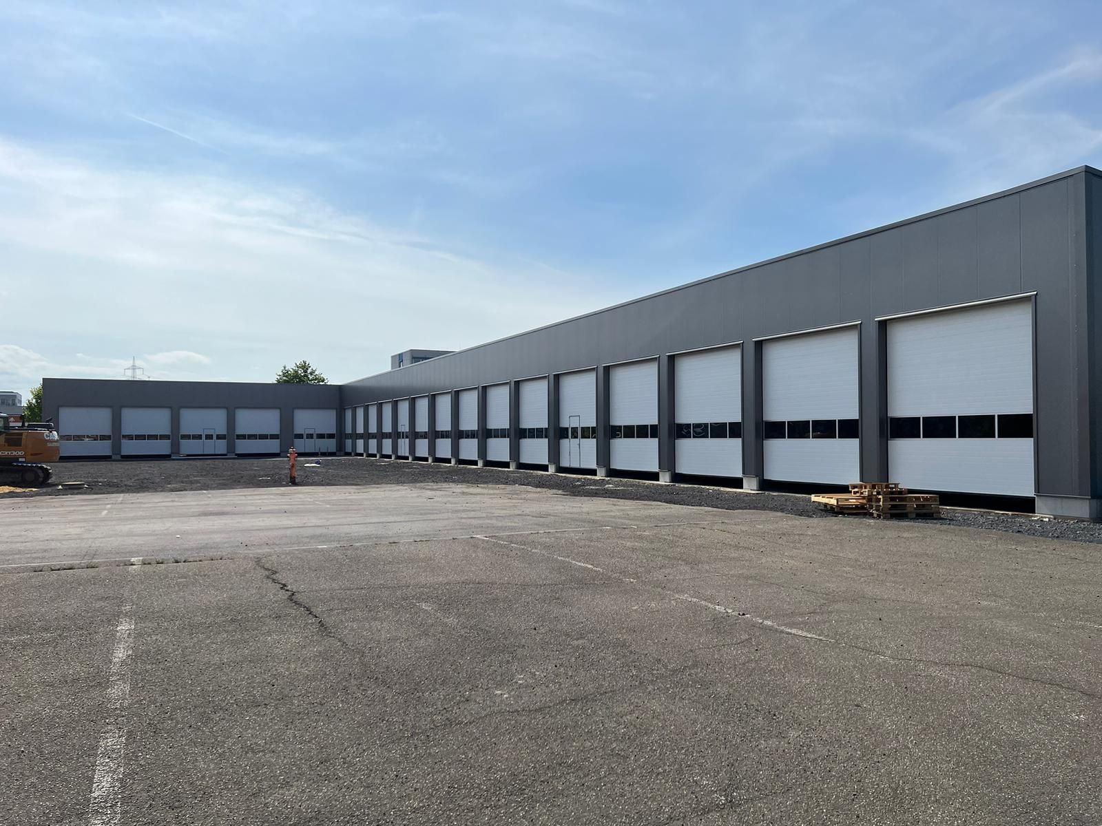 Lange Hallenfront mit Industrie-Sektionaltoren