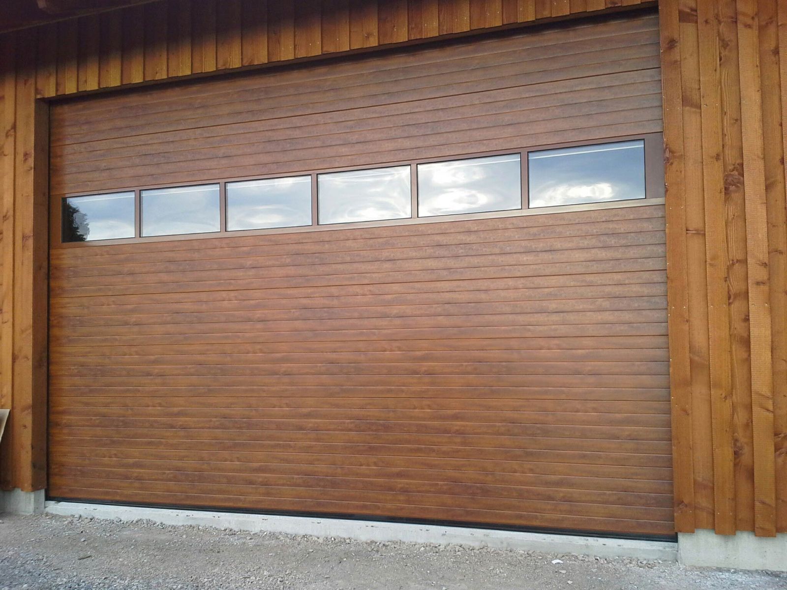 Garagen-Sektionaltor in Holzoptik mit Lichtsektion