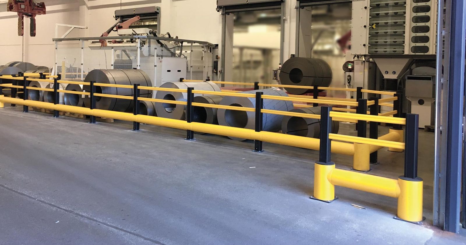 Gelbe Rammschutz-Planken und Poller in einer Produktionshalle