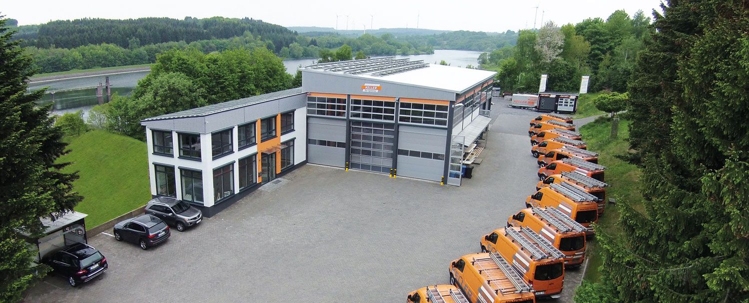 Luftbild der Zentrale in Driedorf mit der Fahrzeugflotte